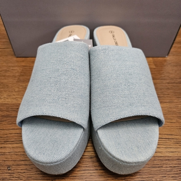 Women's Light Blue Denim "Misty" Slip on sandals Chunky Heel 8M NWT - Picture 2 of 9